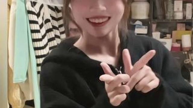 翻到一个很喜欢的版本（刷到的宝宝迟早成为小富婆）^～^#甜妹 #甜甜的手势舞 #女大学生