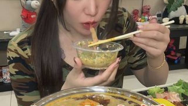 get在家吃火锅的快乐，啥也不用准备带上嘴吃就行了，方便味道好#开启龙年逛吃新旅程 #火锅外卖 #吃