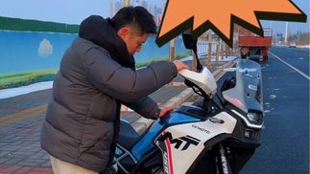 450MT更加适合喜欢越野的骑友，较高的离地间隙，长行程减震以及低转速扭矩都是偏向于非铺装路面.如果