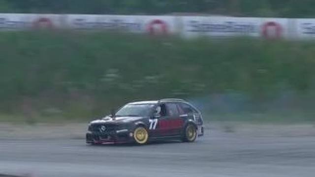 柴油飘移车，前后都冒烟那种！#飘移 #后驱车的魅力 #内燃机的魅力 #专业车手 #封闭场地拍摄请勿模