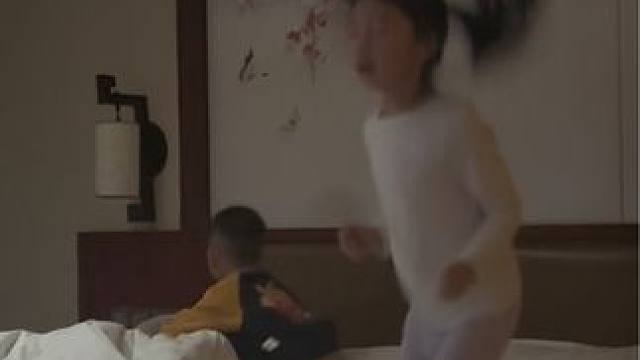 十一点了妈妈还不起床 教你正确叫醒她的方式 
#神兽的特殊叫醒方式 #被逼疯的家长 #你家孩子也这样