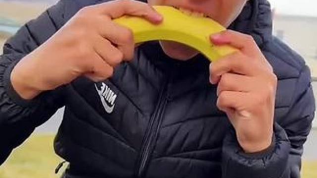 男子吃香蕉连皮一起吃，美女看后直接吓蒙了！#看一遍笑一遍 #万万没想到 #沙雕日常 #沙雕老外 #老