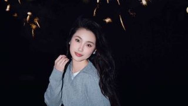 过年还不拍氛围烟花照吗，以假乱真的程度，调色滤镜放结尾#p图教程 #修图 #拍照姿势 #氛围感拍照 