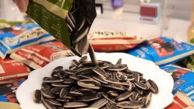 一粒人间烟火，满口酥香回忆 #洽洽瓜子 #零食推荐 #囤好货过大年 #追剧小零食 #嗑瓜子