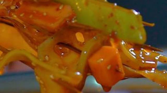 钵钵鸡，钵钵鸡，一元一串的钵钵鸡！ 过年的餐桌上摆上这样一份唇齿留香的钵钵鸡，我想一定会是年夜饭桌上