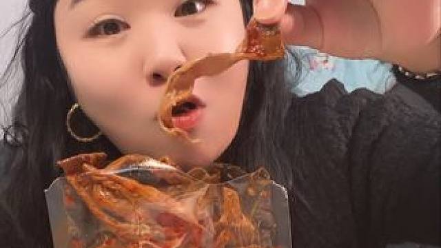 一袋分量很足，卤的特别入味，口感q弹脆嫩，麻辣鲜香，卤肉店划算，还好吃，当追剧，零食，下酒菜都特别过