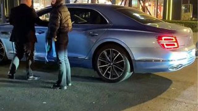 街拍富婆小姐姐开带翅膀的大BYD来酒吧蹦迪，泊车员热情接待VIP小姐姐的到来 #成都街拍 #宾利 #