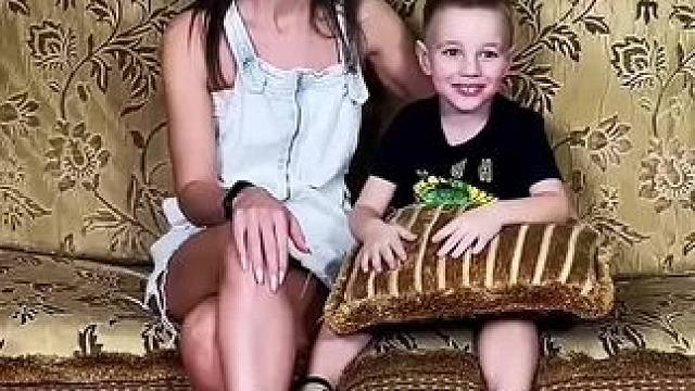 家中突然有小偷来袭，最后小男孩一招制敌！#看一遍笑一遍 #这操作都看傻了 #意想不到的结局 #老外真