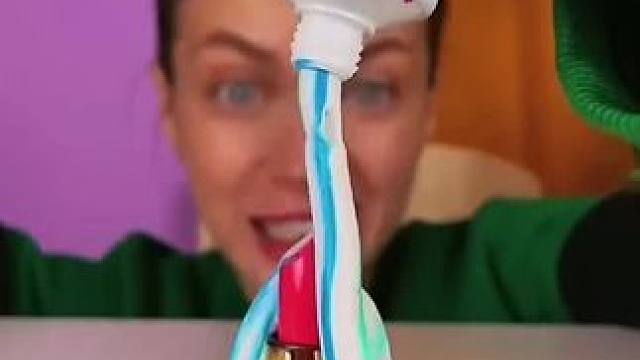 为了能画个美美的妆容，把牙膏弄在口红上面！#看一遍笑一遍 #这操作都看傻了 #老外迷惑行为 #老外真