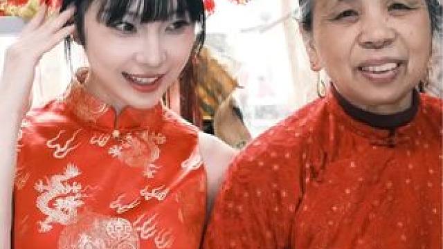 阿婆说：“一日簪花，一世无忧。今生簪花，世世漂亮”#簪花 #非遗文化 #东方美 #情侣的日常 #拍照