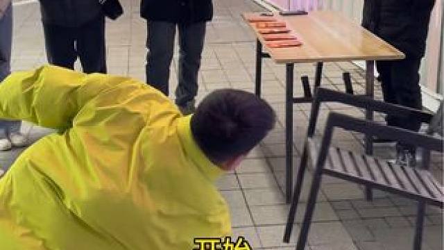 “举凳子挑战”请看到最后，这位大哥有点不讲武德啊…#街头挑战