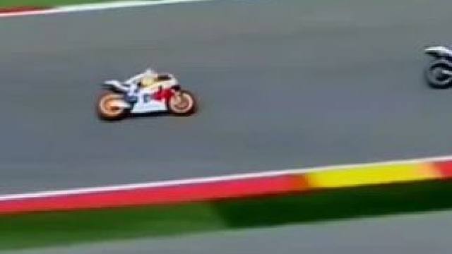 #专业动作请勿模仿 #大神控车 #摩托车比赛 #贴地飞行 #压弯