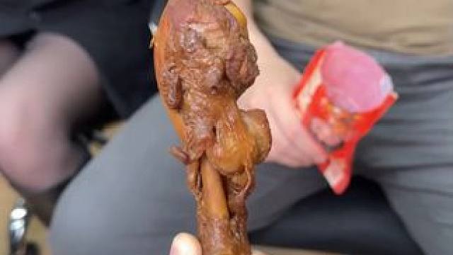 晚上经常嘴馋一定要囤这个大鸡腿，肉质鲜嫩，卤味浓郁，氮气锁鲜味道就跟现做的一样#鸡腿#大鸡腿#零食推