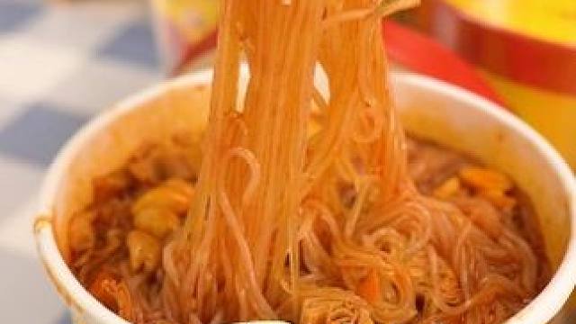 小杨哥带来了国货之光白象酸辣粉 正宗川渝风味#疯狂小杨哥  #白象酸辣粉  #酸辣粉  #嗦粉  #