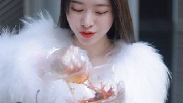 小姐姐这装扮很适合这个冬天！！！