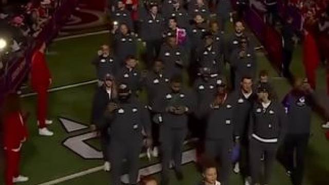 球队已抵达拉斯维加斯，超级碗之战即将打响！#美式橄榄球 #超级碗 #橄榄球 #NFL星计划