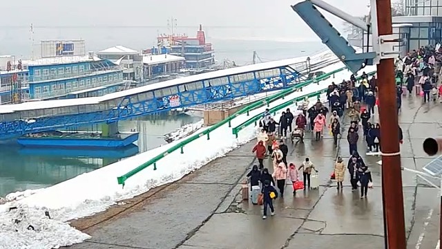 有钱无钱回家过年 ！轮渡过江