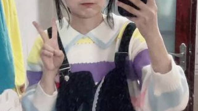 “我记忆中那个我最爱的女孩 她不会发福老去，也不会带有柴米油盐的烟火气息，她永远年轻漂亮穿着小裙子，