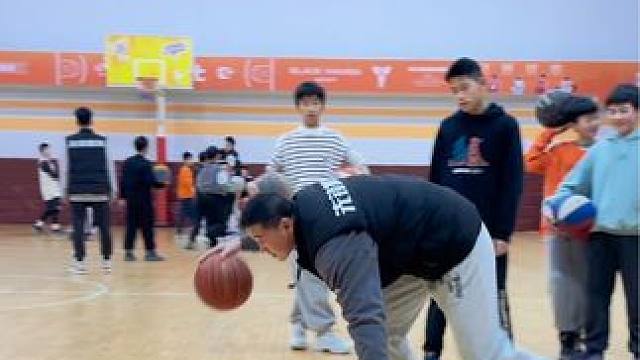 #篮球 #日常训练 #一分钟干货教学 
双球问责辅助手
｜高低运球按球胯下突破
｜高低运球扒球突破终