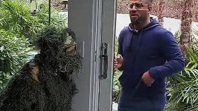 小伙假扮绿植搞恶作剧，小黑哥真的是被整惨了