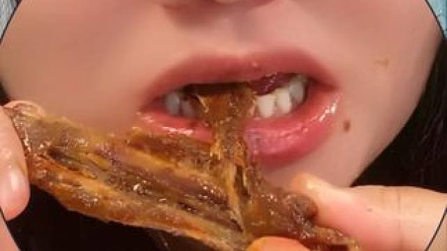 湖南人做鸭货真的一绝，这个香辣鸭翅先烤后卤！味道很不错#鸭翅 #好吃到停不下来 #追剧小零食 #零食