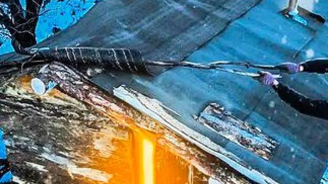 冰天雪地的高山上也能享受生活，因为我有间小木屋，里面特别温暖 #野外生存 #野雪 #户外探险