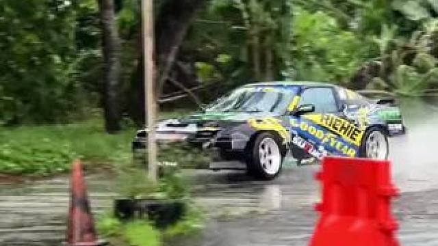 男的表情太逗了吧
马来西亚女司机漂移 …..
#马来西亚 #漂移 #速度与激情 #专业动作请勿模仿 