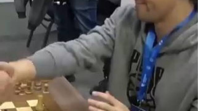 3分钟快棋赛，看最后30秒才到场的卡尔森如何赢棋