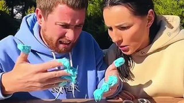 牙膏里面的大秘密，结局真是让人太意外了！#看一遍笑一遍 #老外真会玩 #意想不到的结局 #老外迷惑行