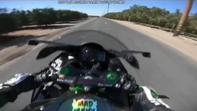 特斯拉也想和毒液崩一崩，#川崎h2r #一生热爱机车难回头 #机车控 #机车毒 #摩托车上高速