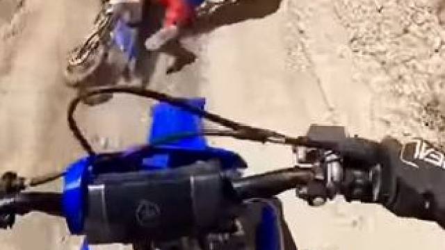 不是孩子技术好而是大人刹车好#摩托车 #机车 #大神控车 #越野 #专业车手