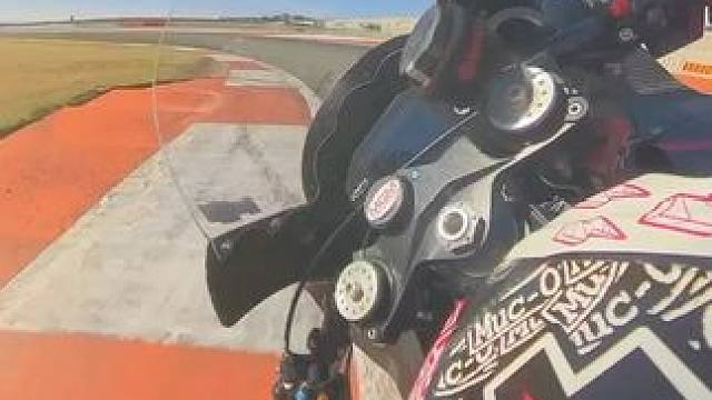 带你下赛道感受压弯第一视角！这种感觉是不是在梦里？#专业动作请勿模仿 #第一视角 #压弯 #moto