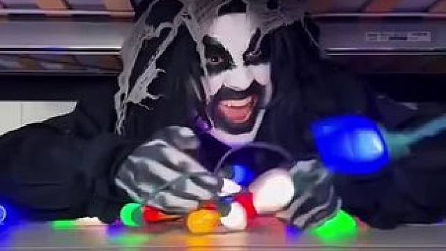 小怪物用灯线把主人捆住，结局让人太意外了！#看一遍笑一遍 #这操作都看傻了 #意想不到的结局 #老外