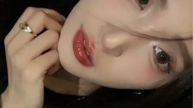 原来是你小子涂出来这么好看！#稚优泉 #试色 #美妆 #种草 #唇蜜