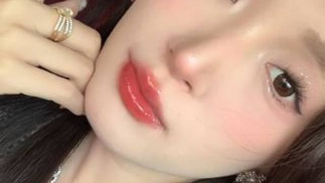 二十几一只还这么好看！贼拉遮唇纹！#美妆 #种草 #唇蜜 #试色 #稚优泉