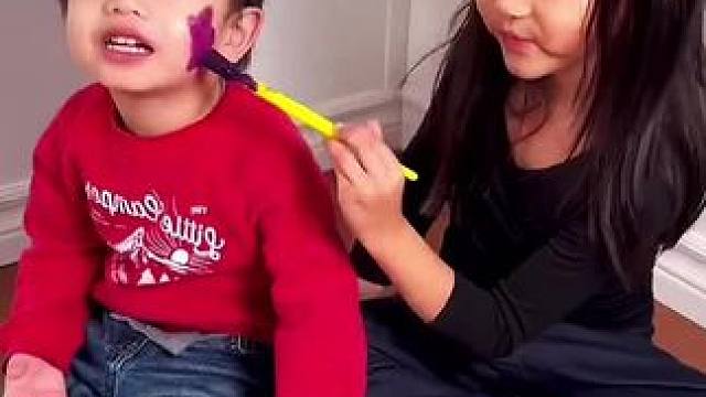 姐姐在弟弟脸上涂画，结果被老妈撵出家门！#看一遍笑一遍 #这操作都看傻了 #万万没想到 #老外迷惑行