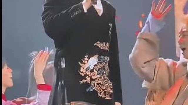 歌曲一响童年回忆一下拉满 "小沈阳 "笑傲江湖