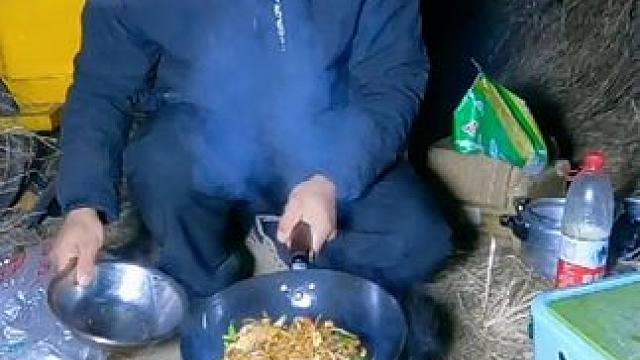 冬季穷游东北一个人在荒郊野外过大年，买了一口新锅晚上炒米粉吃 #床车生活 #荒野露营 #冬季穷游东北