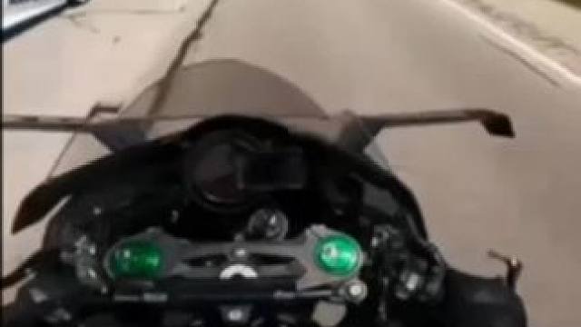 川崎H2R直接把兰博基尼崩哭了#川崎h2r #每个男人都有一个机车梦 #爱机车爱生活 #爆表的速度 