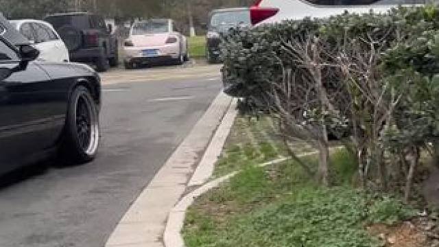 第二天，梦幻西游主编开车去镇上给岳父买手机