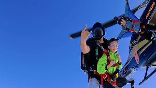少年自有少年狂，
心似骄阳万丈光！
#跳伞 #三亚 #塔赫跳伞 #极限运动 #少年