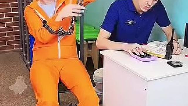 美女犯人故意扰乱保安，结局让人万万没想到！#看一遍笑一遍 #这操作都看傻了 #老外迷惑行为 #意想不