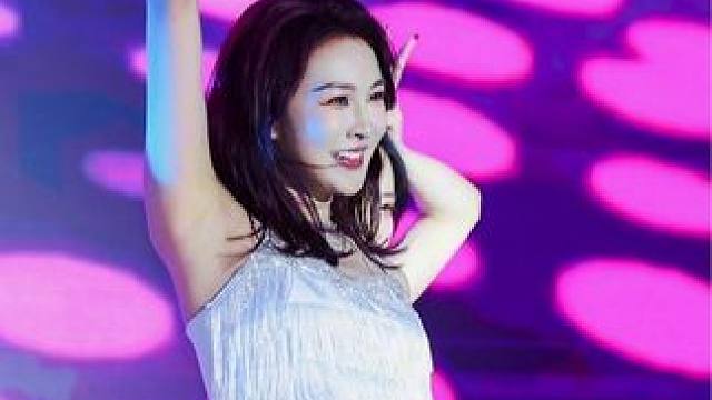 错峰给大家表演一个节目吧哈哈！祝大家新年快乐！forever young！#跳舞 #演出现场 #辣妈