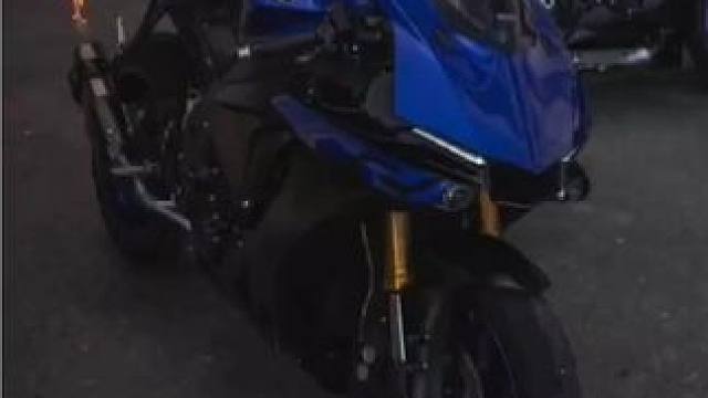 #雅马哈r1 ，不要被地下室的尘埃淹没。小小空间岂能困住猛兽