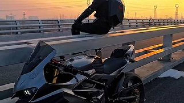 “祝我们永远平安快乐”  
#loy骑行背包  #loy钢铁侠 #凯越450rr #带着影石骑摩托 