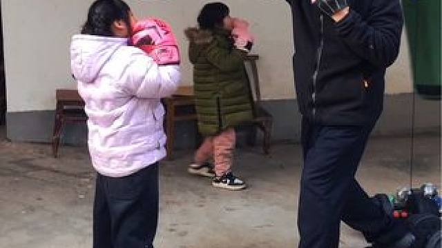 #爸爸带娃 #每天坚持一点点 
#亲子时光 #言传身教 #身强体壮才是硬道理