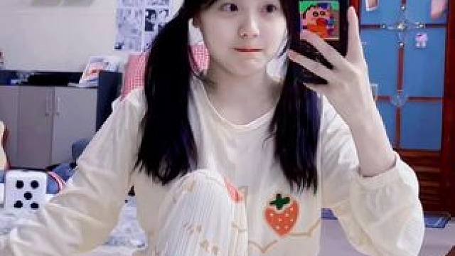 “2024年 别人都祝你新年快乐，那我就祝你年年爱我”……#变装 #初恋脸 #治愈系笑容 #爱笑女孩