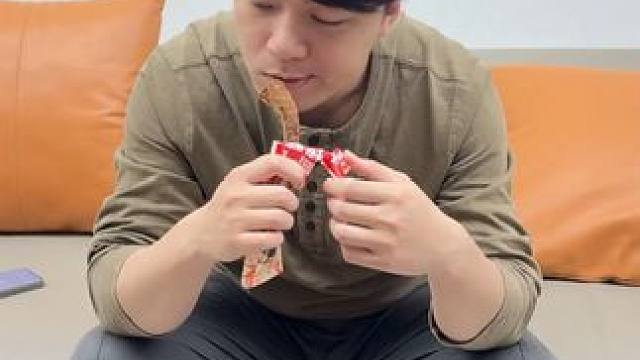 追剧下酒的手撕烤脖，肉多紧实，香辣入味，还是用氮气锁鲜#烤脖#鸭脖#零食推荐#下酒菜