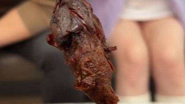 吃过一次就爱上的湖南碎碎鸭，香辣入味，肉质紧实，很适合追剧和下酒吃#碎碎鸭#酱板鸭#下酒菜#零食推荐