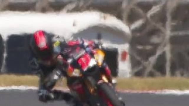 大神贴地飞行模式压弯！太帅了！#专业动作请勿模仿 #压弯 #滑胎过弯 #摩托车